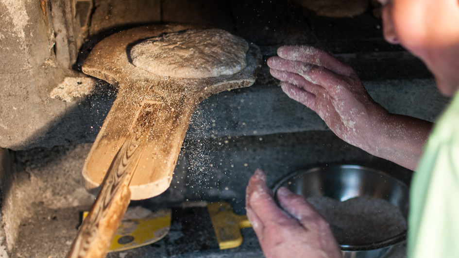 Traditionelles Bauernbrot für das Wanderhotel im Pustertal