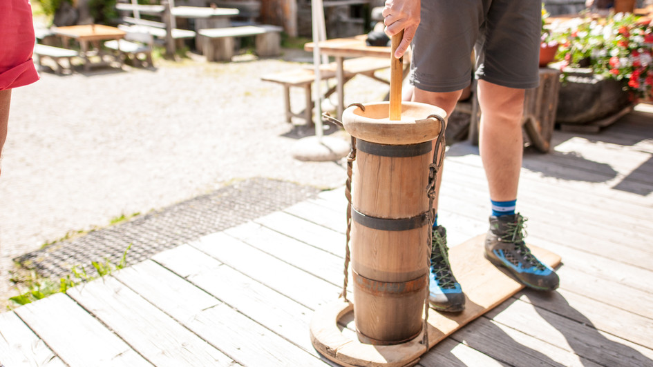 Schlacka schlogn auf der Almhütte in Gsies