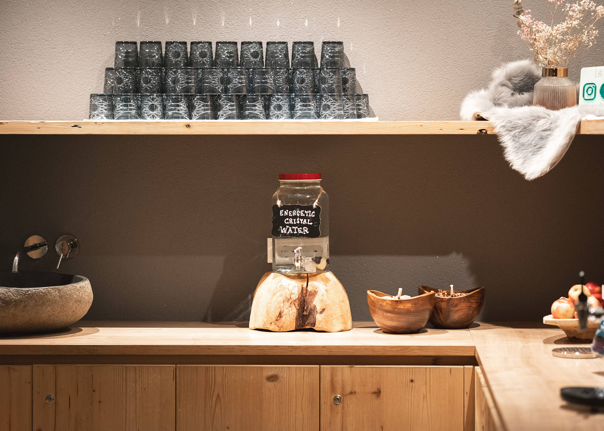 Ein gläserner Wasserspender mit der Aufschrift 