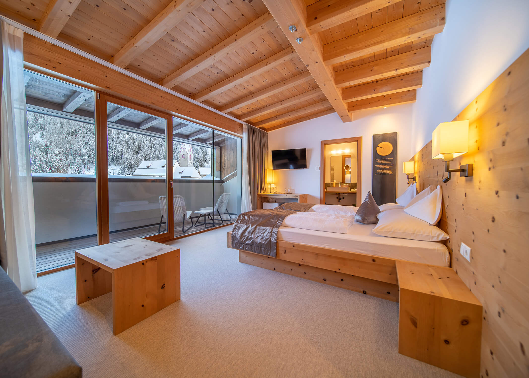Ein Schlafzimmer mit einer Holzdecke und einer holzgetäfelten Decke. - Hotel La Casies Mountain Living