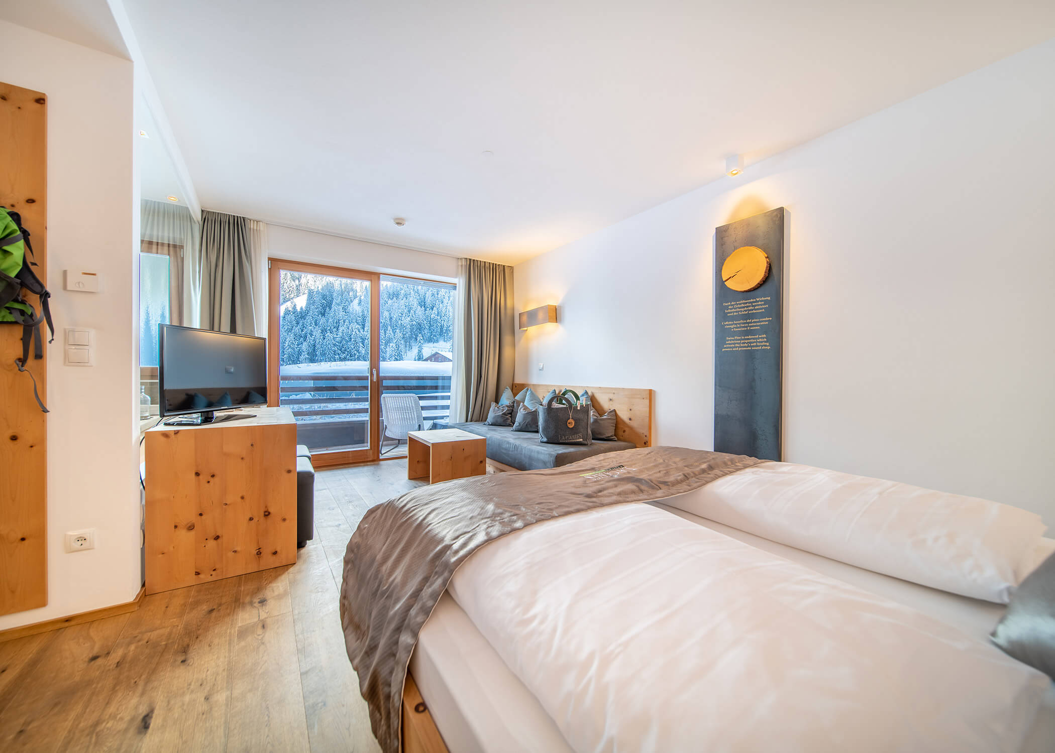 Ein Zimmer mit einem Bett und einem Fernseher. - Hotel La Casies Mountain Living